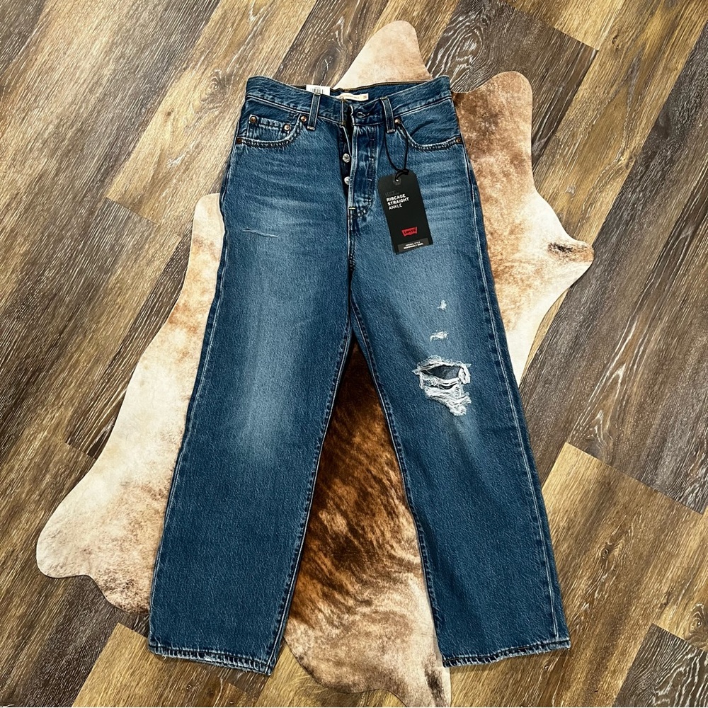 SOLD Women’s Levi’s Ribcage Straight Cropped Jeans